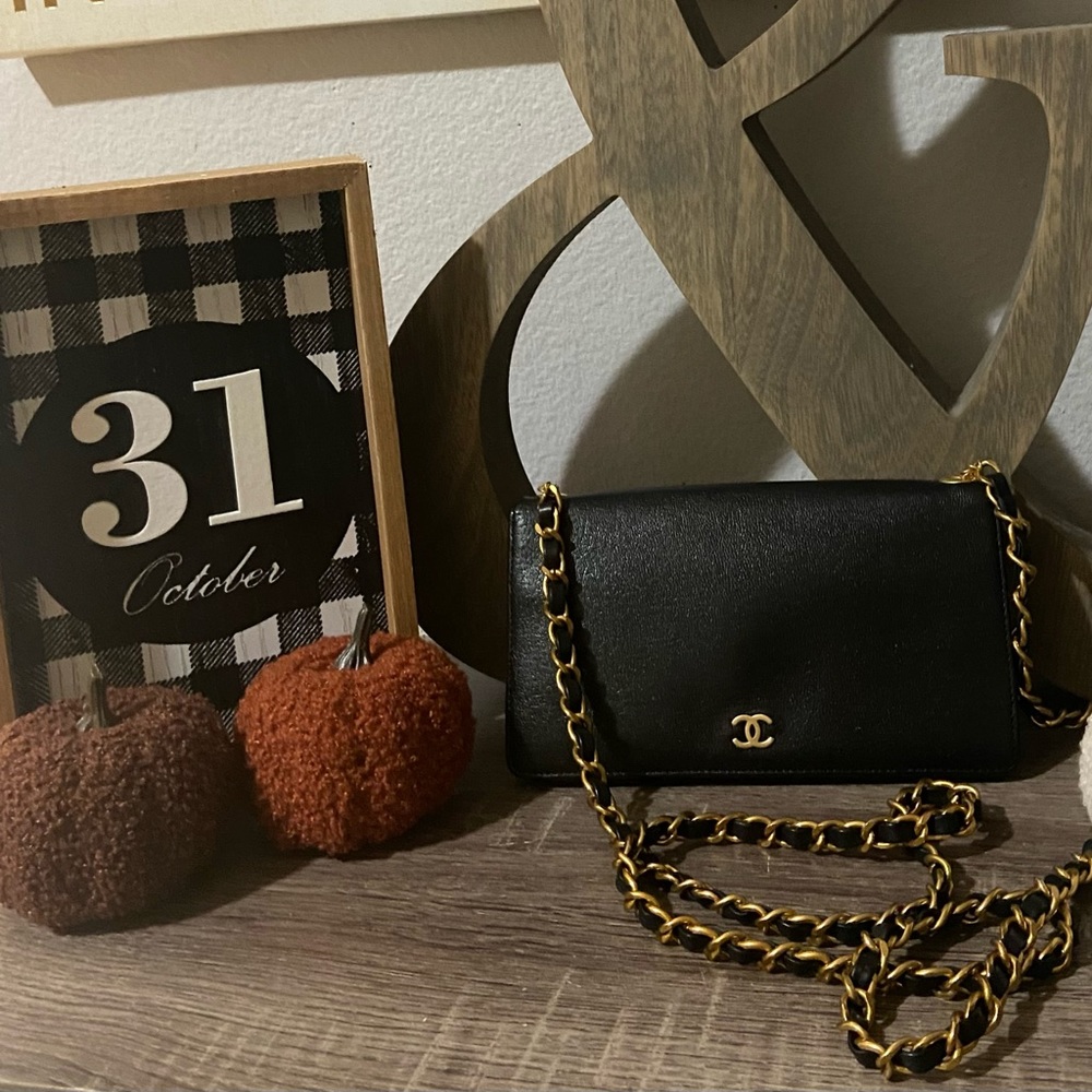 Vintage Chanel Pearl Crush Wallet Chain Black Leather on Gold Tone Chain - Picture 3 of 10